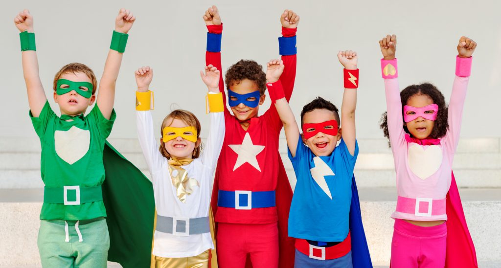 crianças vestidas de super-herói